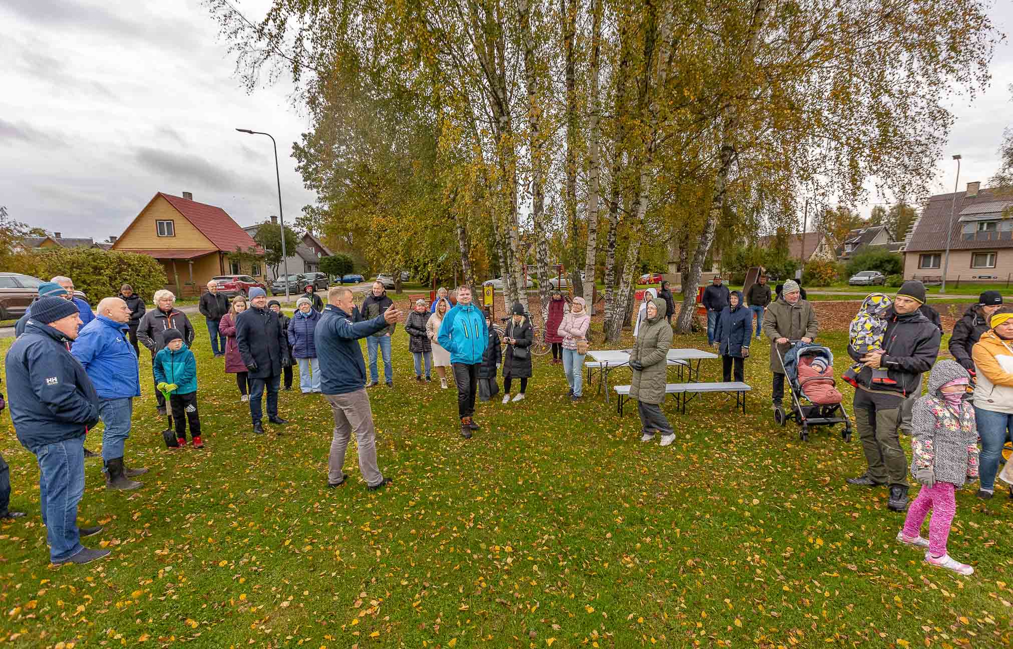 FOTOD Linna ja valla ühiselt loodud mänguväljaku äärde rajati kogukonnaaed